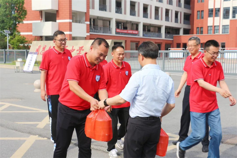鼓劲助中考 ,慰问送关怀