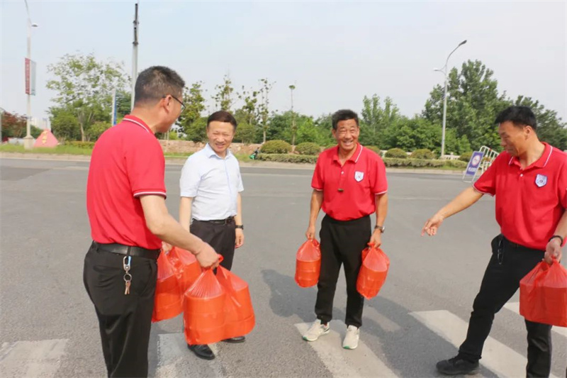 鼓劲助中考 ,慰问送关怀