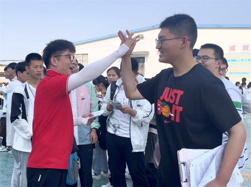 鼓劲助中考 ,慰问送关怀