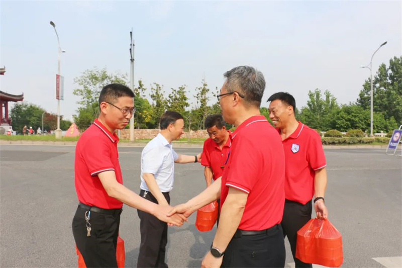 鼓劲助中考 ,慰问送关怀