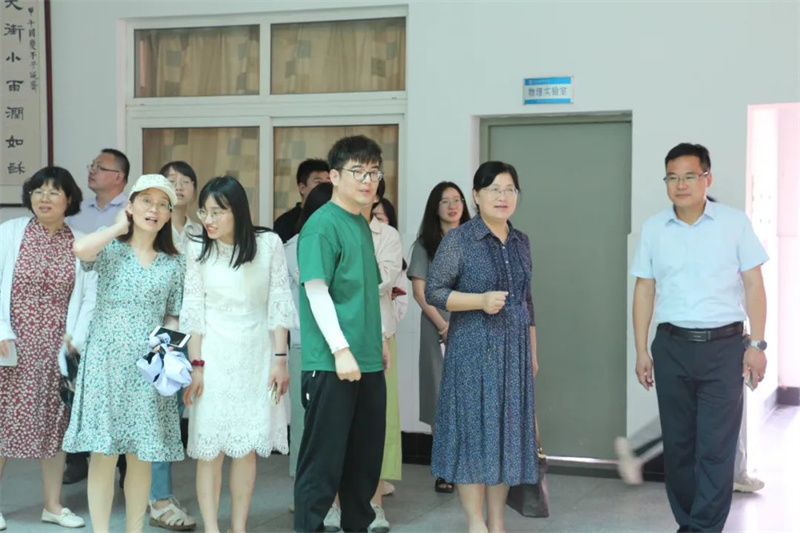 南师附中丁家庄初级中学考察团来淮外参观考察