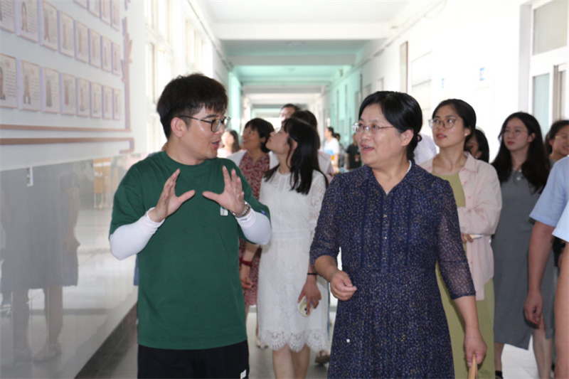 南师附中丁家庄初级中学考察团来淮外参观考察