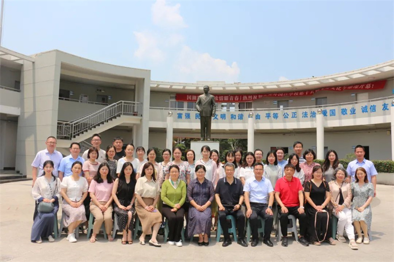 南师附中丁家庄初级中学考察团来淮外参观考察