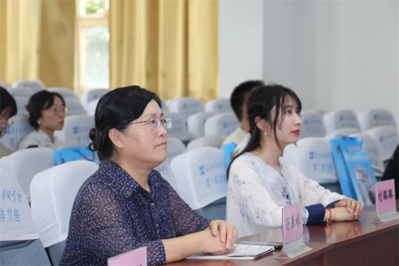 南师附中丁家庄初级中学考察团来淮外参观考察