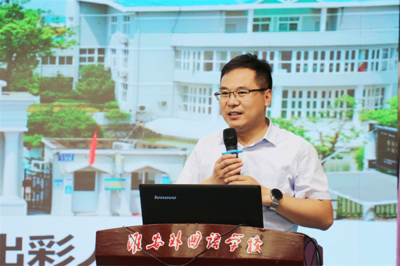 南师附中丁家庄初级中学考察团来淮外参观考察