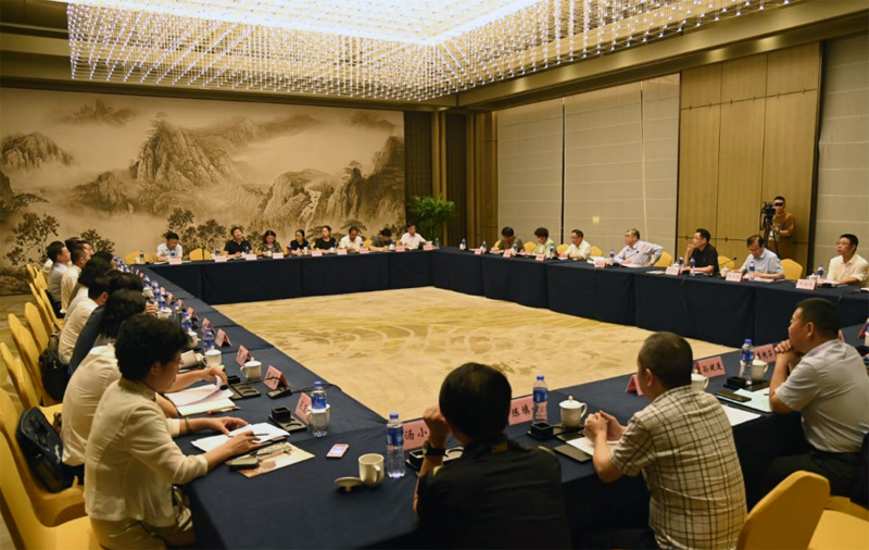 卢志文总校长等人赴彭城参加新教育年会