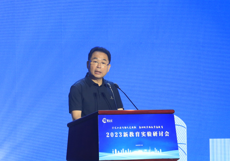 卢志文总校长等人赴彭城参加新教育年会