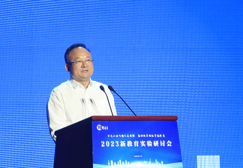 卢志文总校长等人赴彭城参加新教育年会