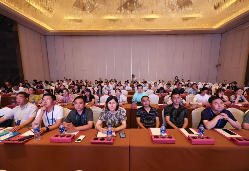 卢志文总校长等人赴彭城参加新教育年会