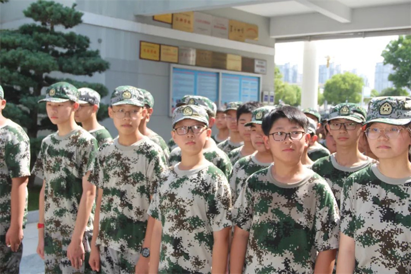 军歌飞扬展青春,温情服务暖人心