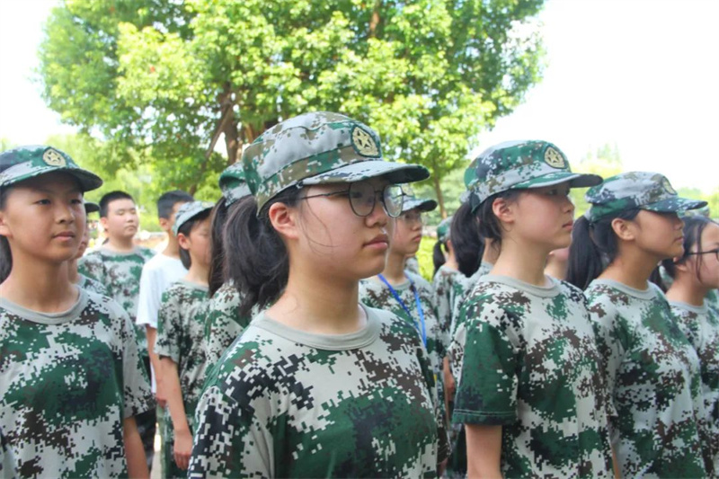 军歌飞扬展青春,温情服务暖人心
