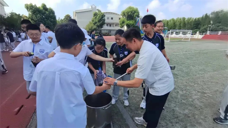 军歌飞扬展青春,温情服务暖人心