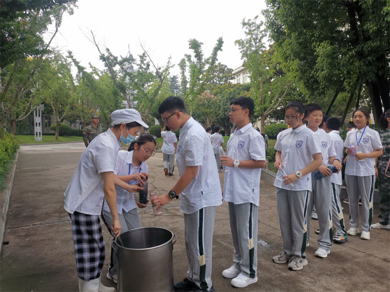 军歌飞扬展青春,温情服务暖人心