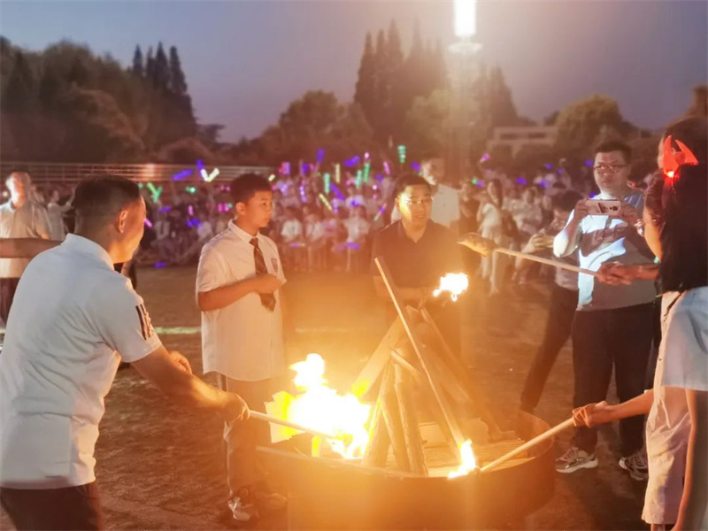 草坪与夜空相伴,淮外“音”你而精彩