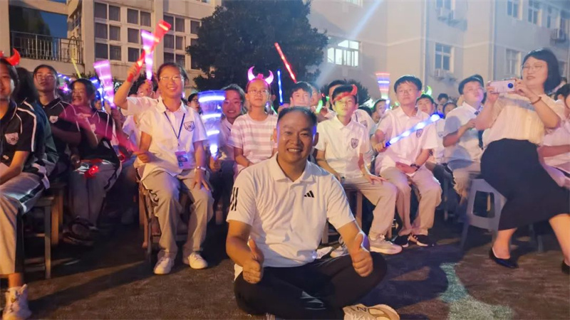 草坪与夜空相伴,淮外“音”你而精彩