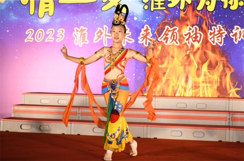草坪与夜空相伴,淮外“音”你而精彩