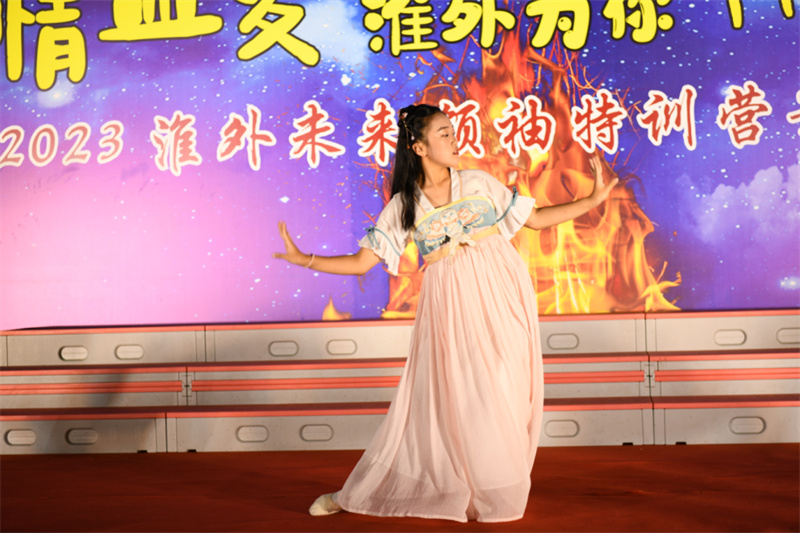 草坪与夜空相伴,淮外“音”你而精彩