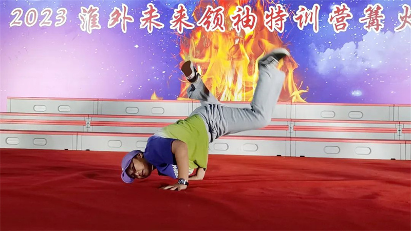 草坪与夜空相伴,淮外“音”你而精彩