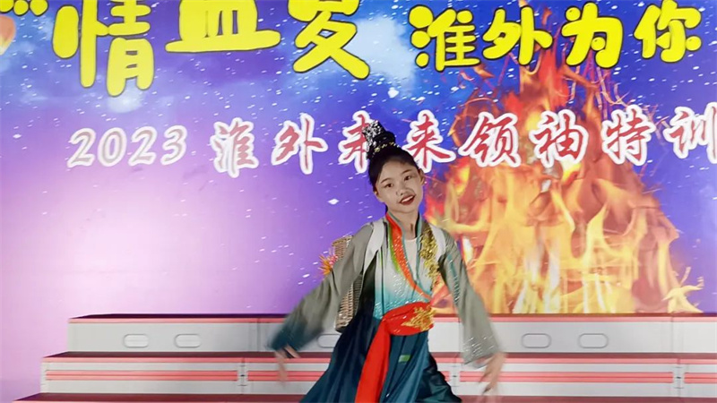 草坪与夜空相伴,淮外“音”你而精彩