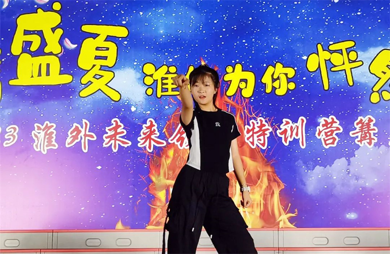 草坪与夜空相伴,淮外“音”你而精彩