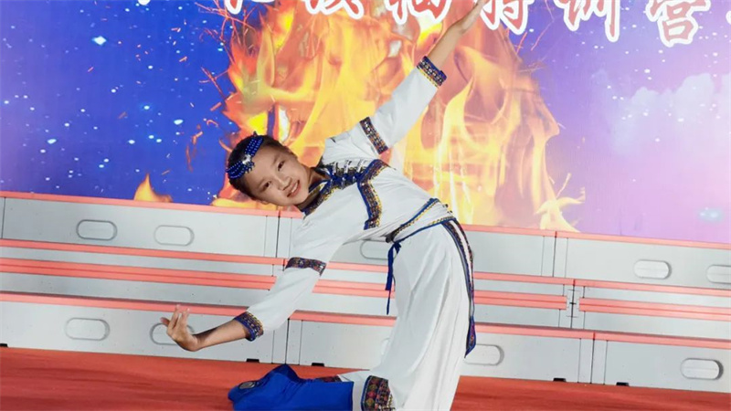 草坪与夜空相伴,淮外“音”你而精彩