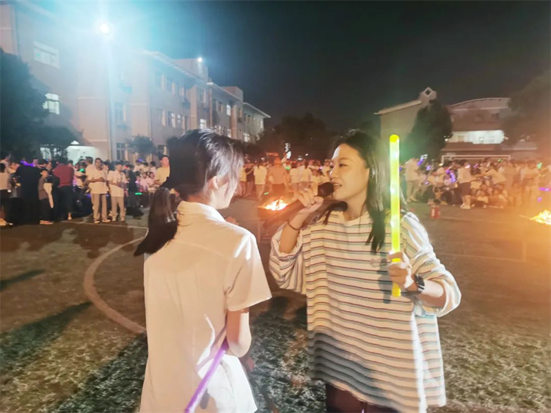 草坪与夜空相伴,淮外“音”你而精彩