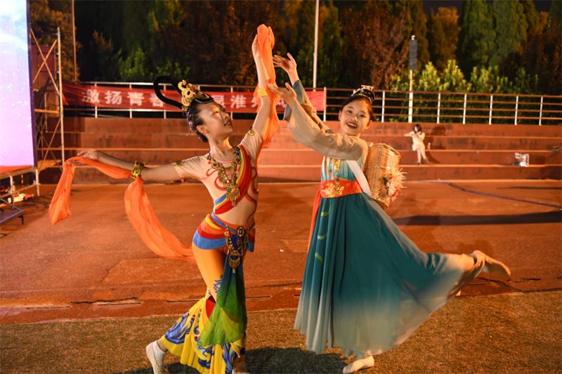 草坪与夜空相伴,淮外“音”你而精彩