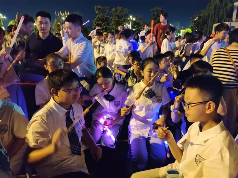 草坪与夜空相伴,淮外“音”你而精彩
