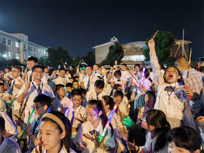 草坪与夜空相伴,淮外“音”你而精彩