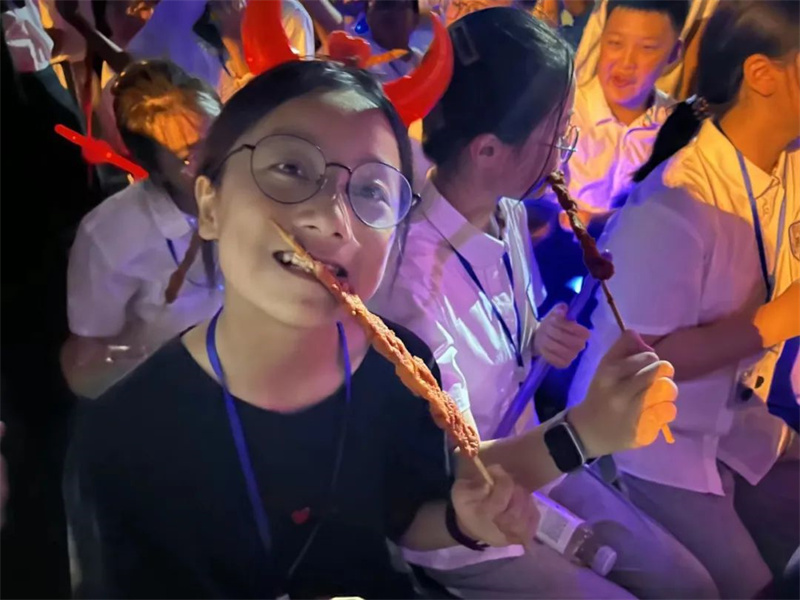 草坪与夜空相伴,淮外“音”你而精彩