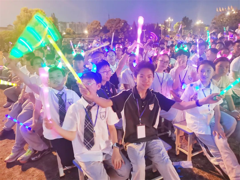 草坪与夜空相伴,淮外“音”你而精彩