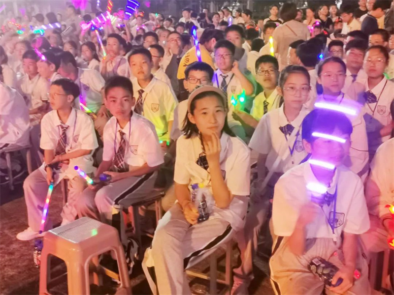 草坪与夜空相伴,淮外“音”你而精彩