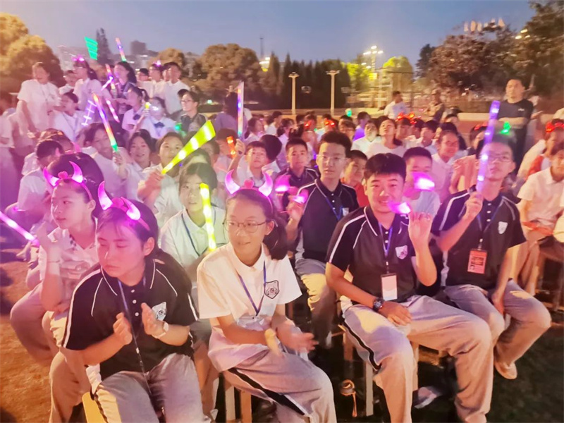 草坪与夜空相伴,淮外“音”你而精彩