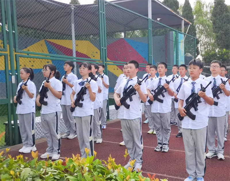 热血戎装展英姿,少年乘风正当时