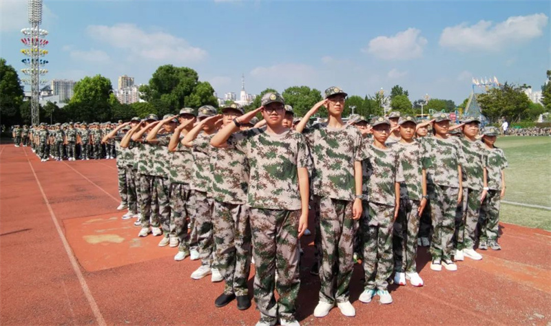热血戎装展英姿,少年乘风正当时