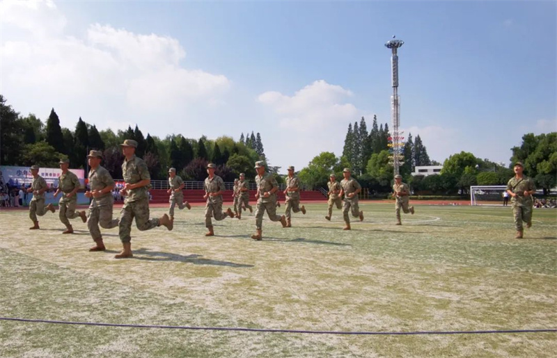 热血戎装展英姿,少年乘风正当时