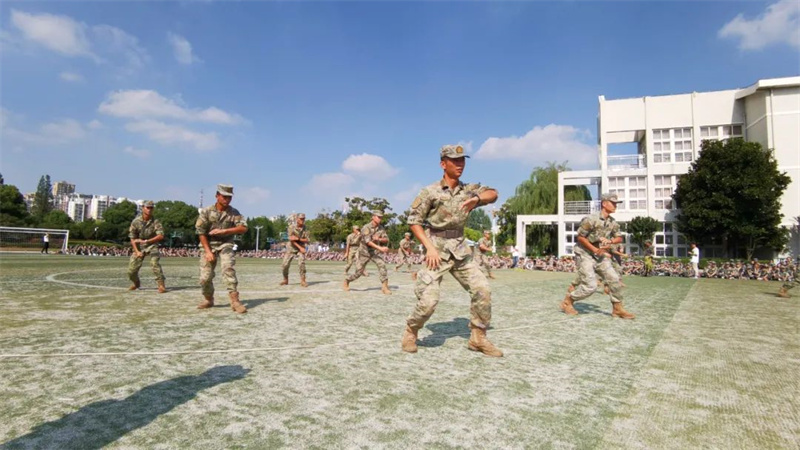 热血戎装展英姿,少年乘风正当时