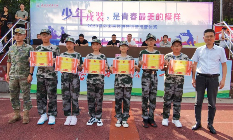 热血戎装展英姿,少年乘风正当时