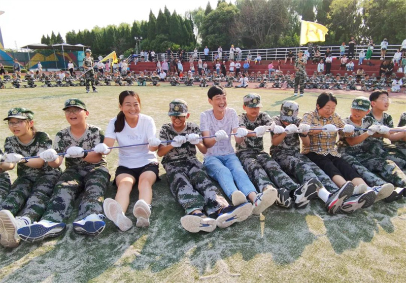 热血戎装展英姿,少年乘风正当时