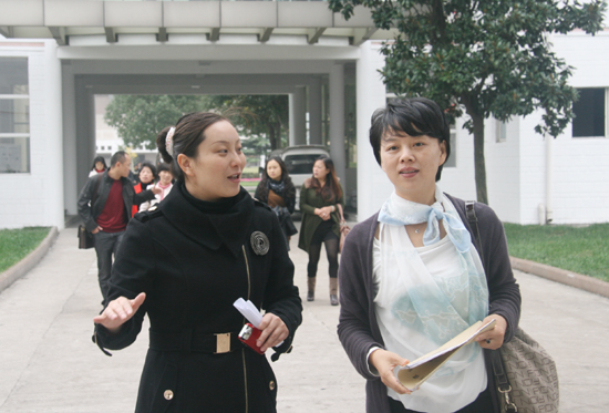 杨银华校长参观校园